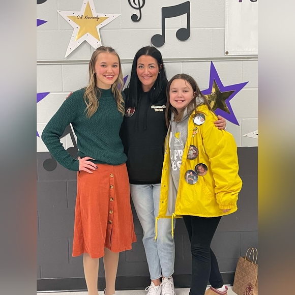 Meet your Poshers, Lindsay, Eila & Emma - Picture 4 of 5